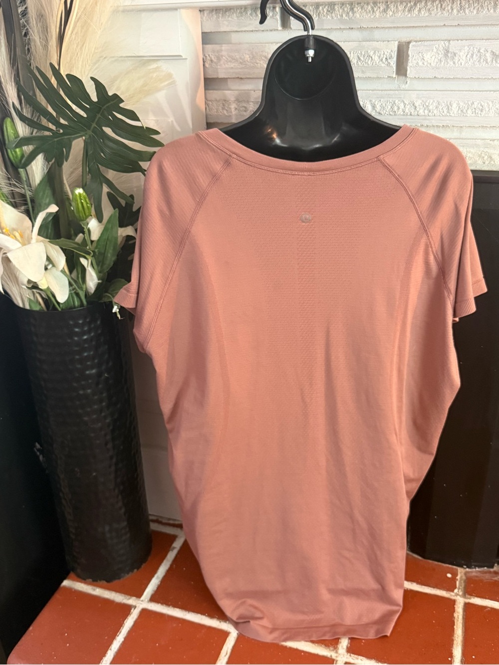 lululemon athletica Dusty Rose Short Sleeve Scoop Neck Top - Size XL - Picture 4 of 5